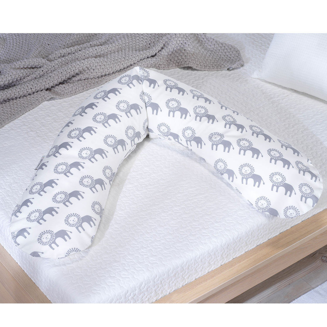 Maternity and nursing pillow - White (grey lions print)